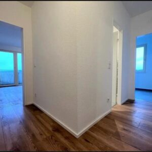 Gemütliche 2-Zimmer-Wohnung mit Balkon und Blick auf die Frankfurter Skyline