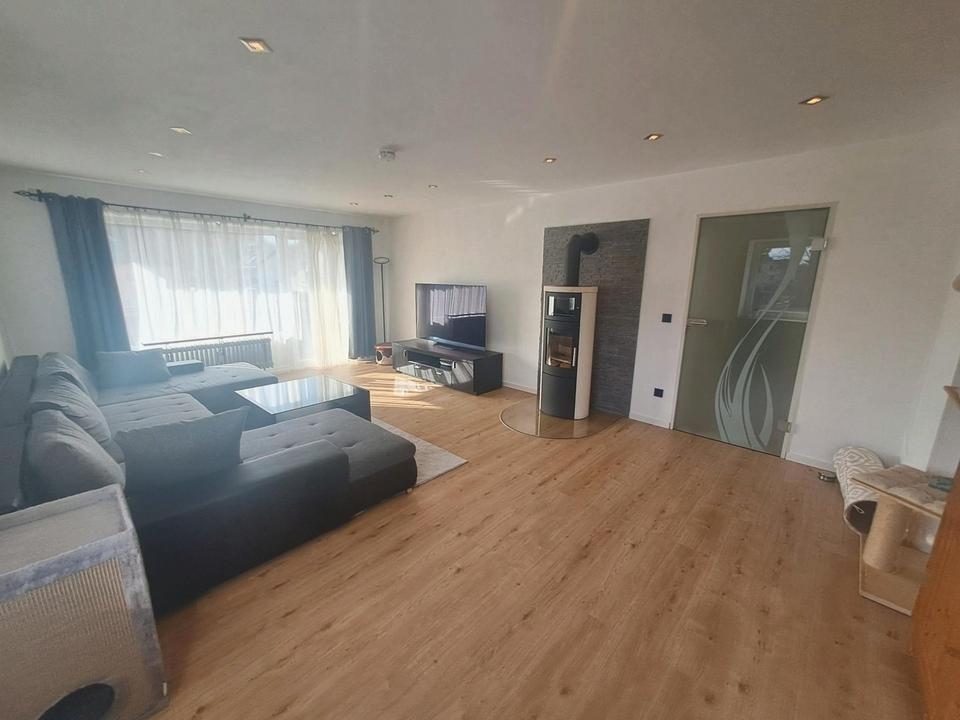 Charmante 4-Zimmer-Wohnung mit separater Wohnküche und zwei Bädern in Rosenheim zu verkaufen – Bild 2