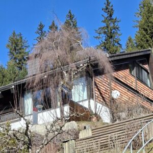 Freistehendes Sonnenhaus mit Gästewohnung, Doppelgarage und Carport