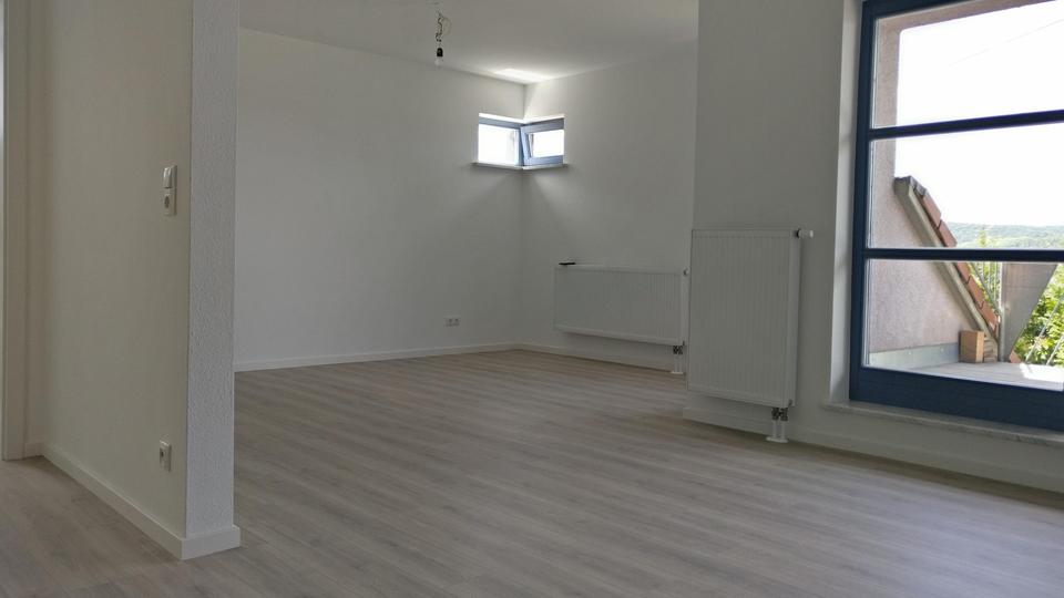 Charmante, Licht-durchflutete 3-Zimmer Maisonette-Wohnung mit großem Balkon und 2 Stellplätzen – Bild 3