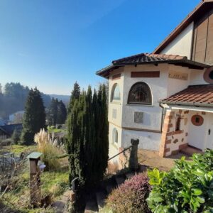 Traumaussicht in die Rheinebene - Einfamilienhaus mit Einliegerwohnung und Ausbaupotenzial