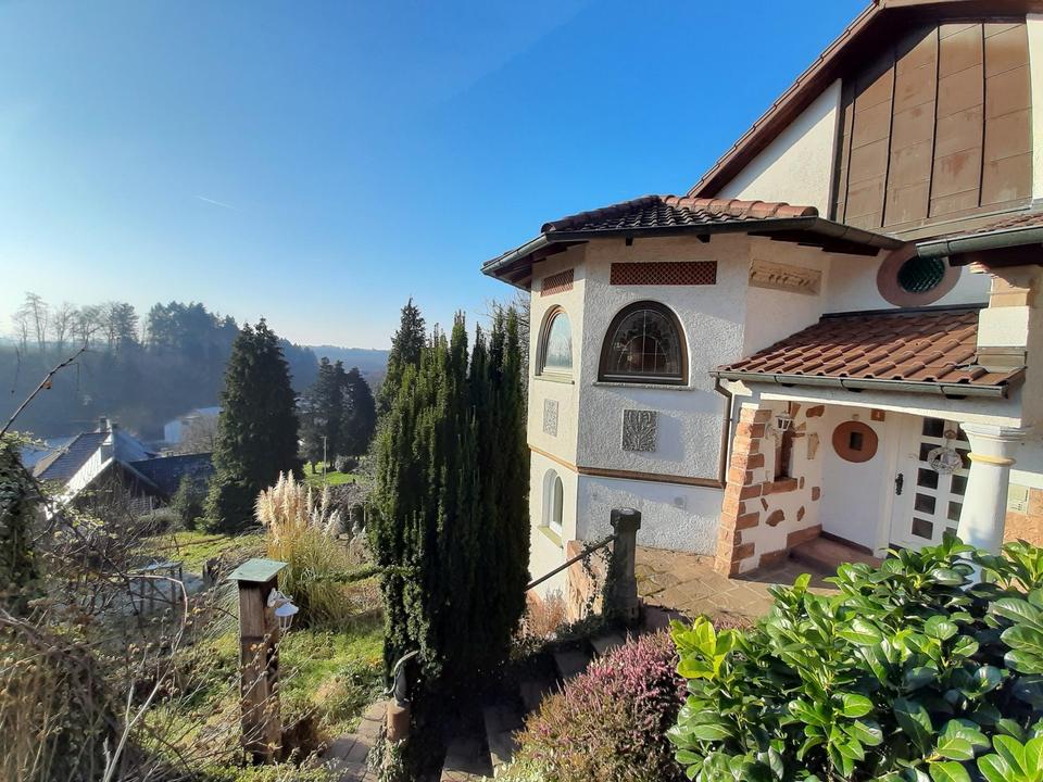 Traumaussicht in die Rheinebene - Einfamilienhaus mit Einliegerwohnung und Ausbaupotenzial