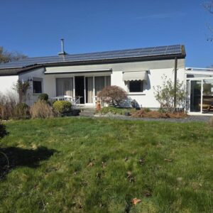 Einfamilienhaus / Bungalow mit 2 Garagen, 2 Stellplätzen und großen Garten