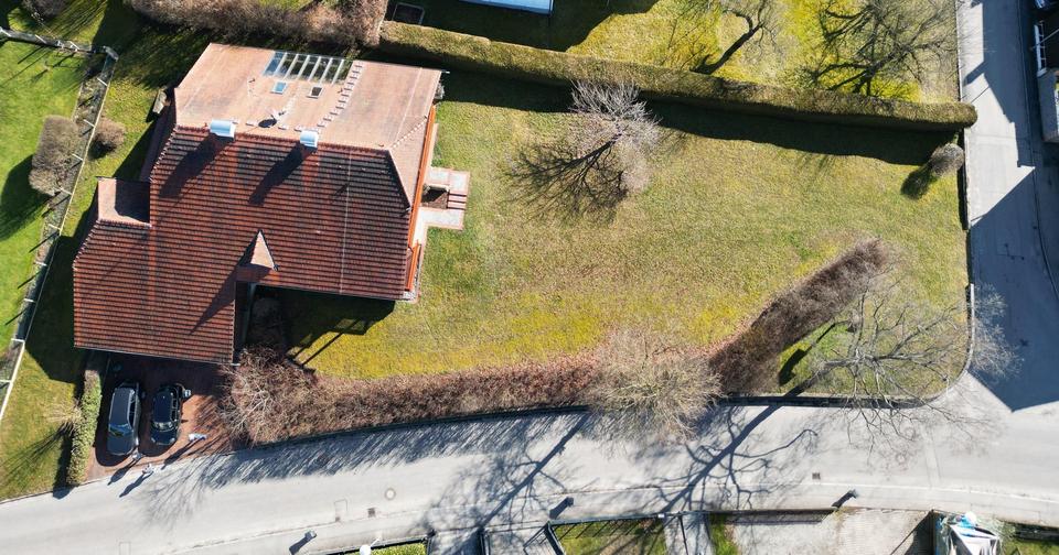 Solides Einfamilienhaus mit großem Grundstück für Gestalter und Familien – Bild 3