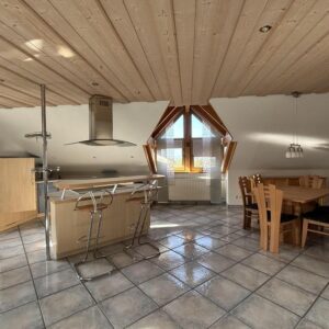 Charmante 3-Zi.-Whg. im DG mit offener Küche, Kachelofen, Carport