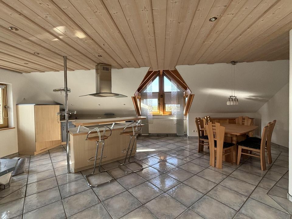 Charmante 3-Zi.-Whg. im DG mit offener Küche, Kachelofen, Carport