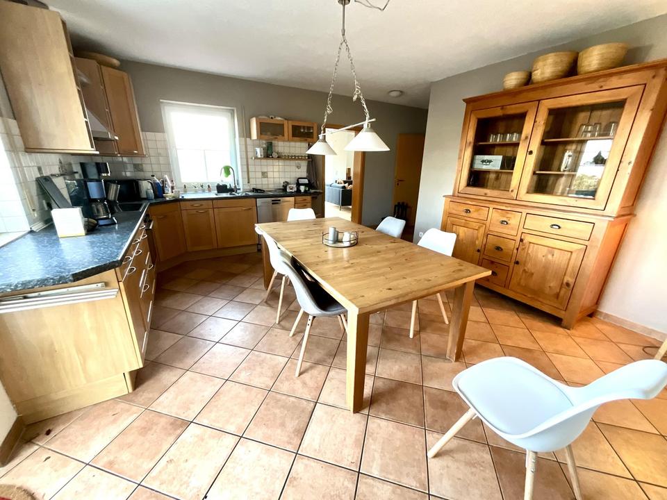 Großzügiges Ein- bis Zweifamilienhaus mt 8.197 qm Grund, PV-Anlage, Wald und Panoramablick – Bild 15