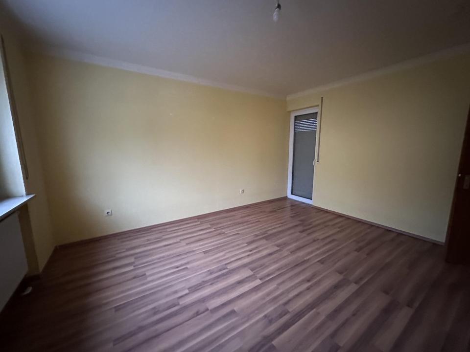 Geräumiges Einfamilienhaus mit schönem Naturgarten und Einzelgarage – Bild 5