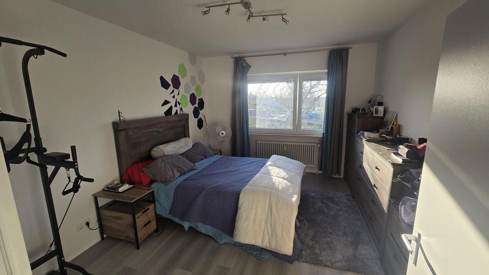 Kurzfristig verfügbar: Sanierte teilmöblierte 2,5-Zimmer-Wohnung mit EBK in Hochheim – Bild 2