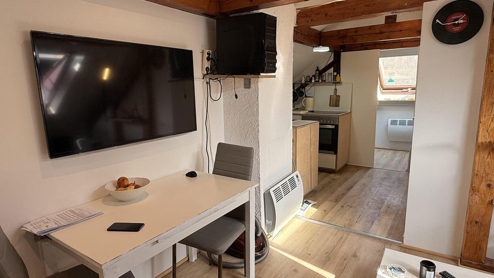 Vermietete DG-Wohnung mit 7,2 % Rendite — renoviert (inkl. Elektrik), Energieklasse B, prov.frei