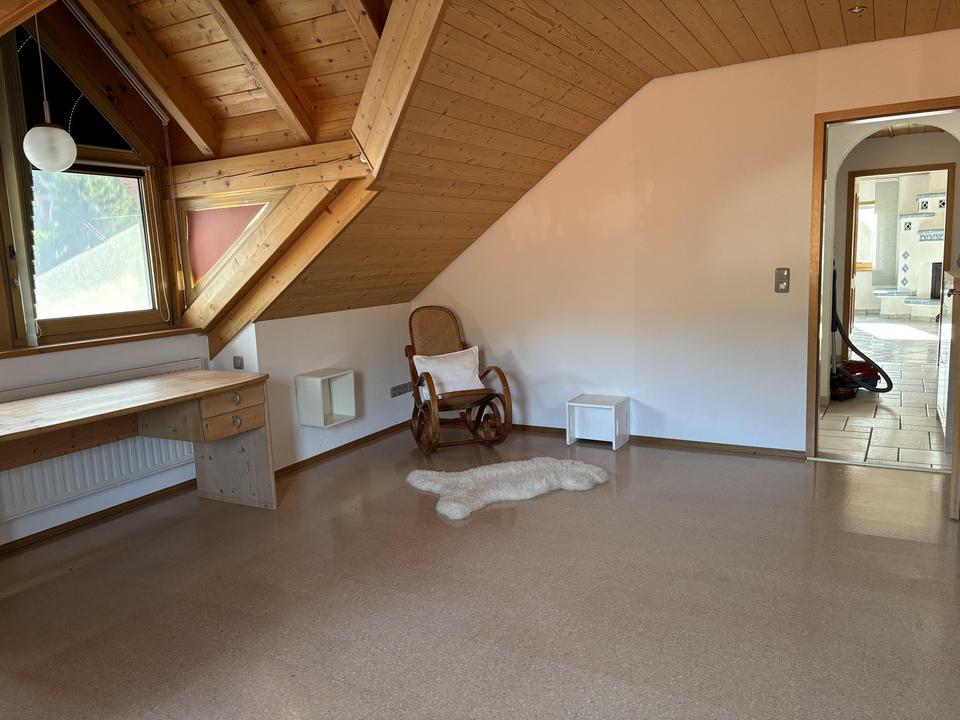 Charmante 3-Zi.-Whg. im DG mit offener Küche, Kachelofen, Carport – Bild 12