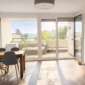 Kernsanierte Wohnung am Kaarster See – barrierearm, Balkon, Aufzug & Schwimmbad