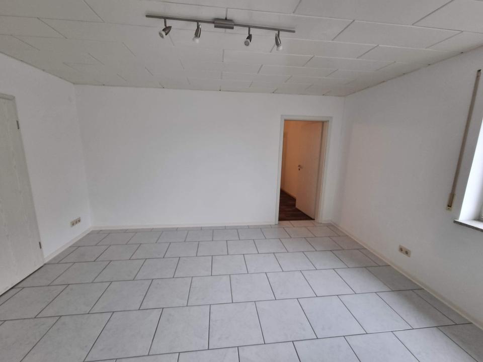 2-Zimmer Erdgeschosswohnung mit großem Wohnbereich, offener Küche und Garage – Bild 4