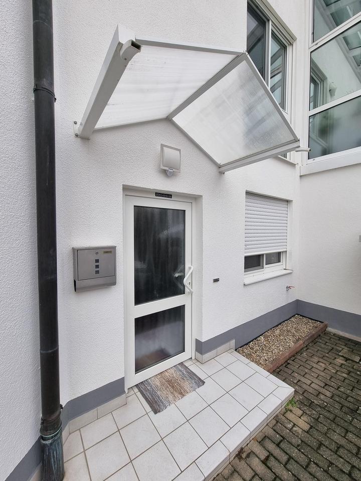 2-Zimmer Erdgeschosswohnung mit großem Wohnbereich, offener Küche und Garage – Bild 2