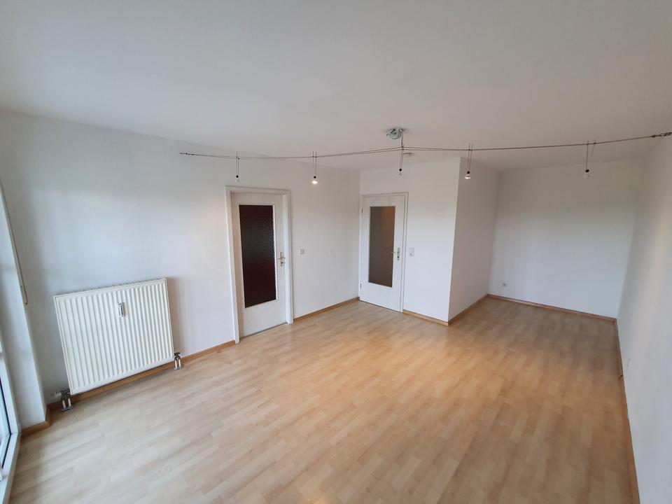 Große 1-Zimmer Wohnung mit separater Küche, großem Balkon und Lift – Bild 2