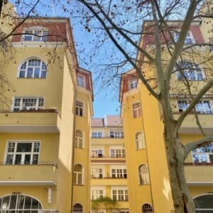 Ruhige Altbauwohnung in Charlottenburg/am Ku’damm mit Balkon; bezugs- und provisionsfrei