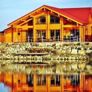 Freistehendes Blockbohlenhaus direkt am See