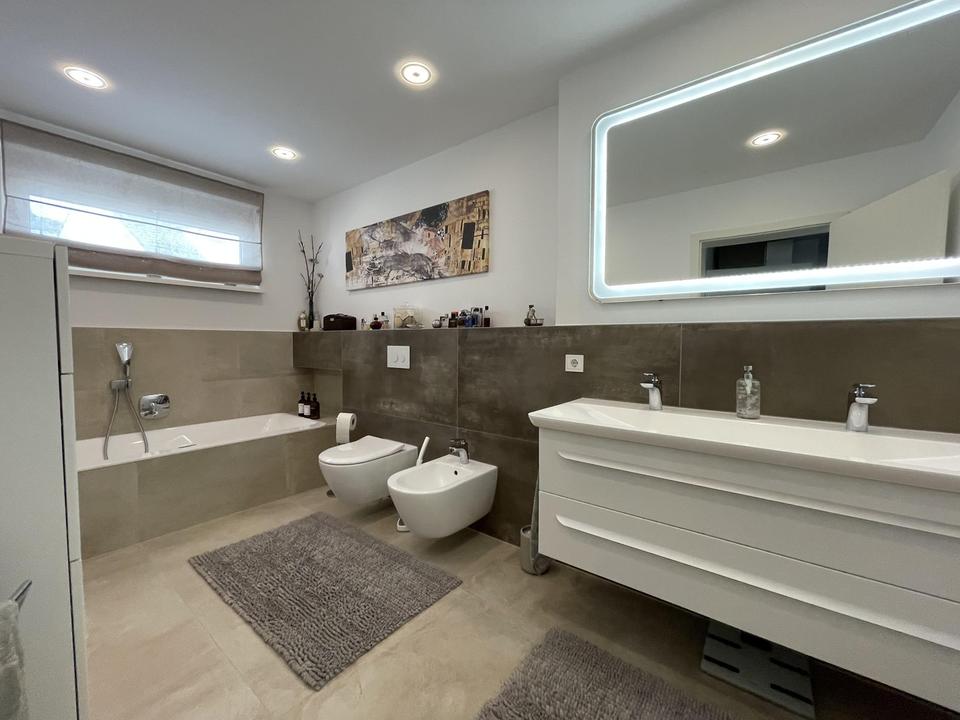 Moderne, neuwertige DHH (Effizienzklasse A) mit Einliegerwohnung - provisionsfrei – Bild 26