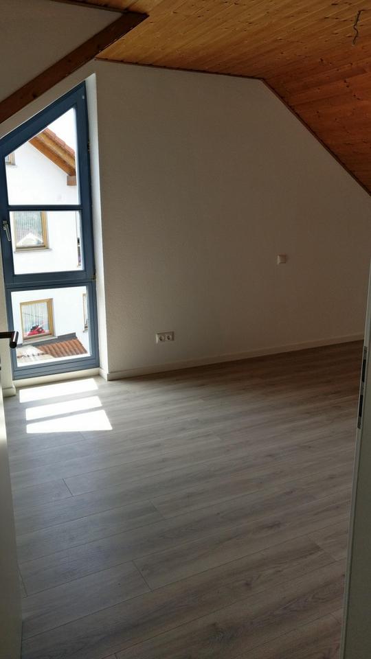 Charmante, Licht-durchflutete 3-Zimmer Maisonette-Wohnung mit großem Balkon und 2 Stellplätzen – Bild 10