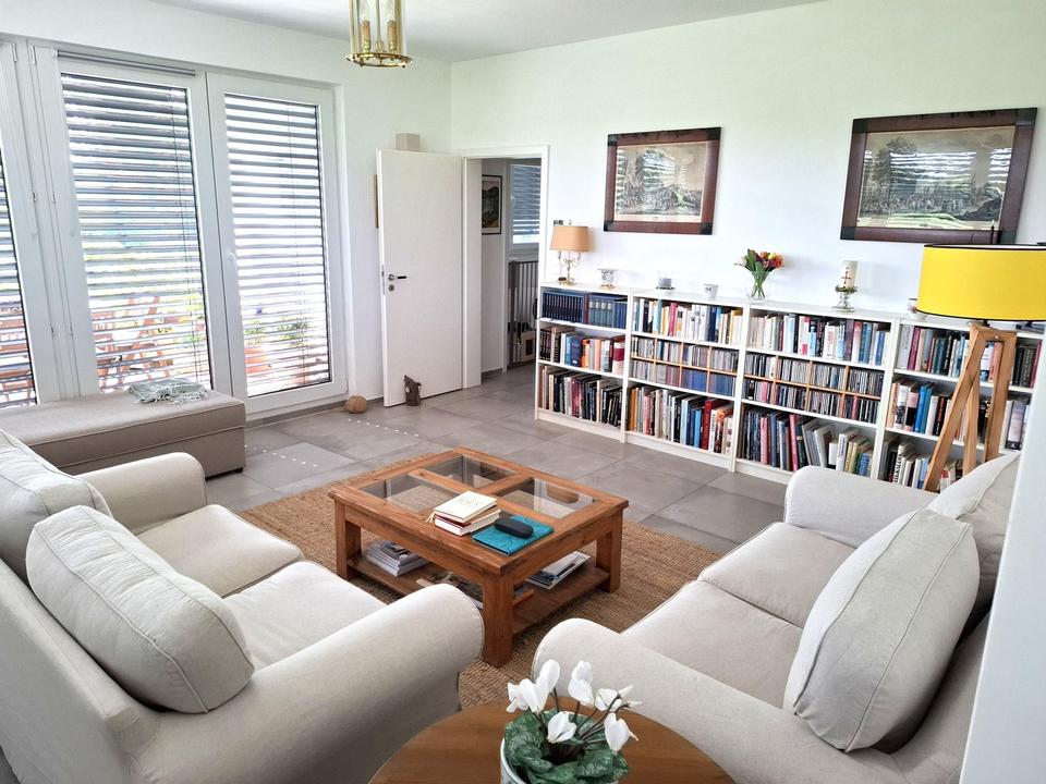 Moderne große Maisonettewohnung mit umlaufender Dachterrasse und zwei Balkonen – Bild 3