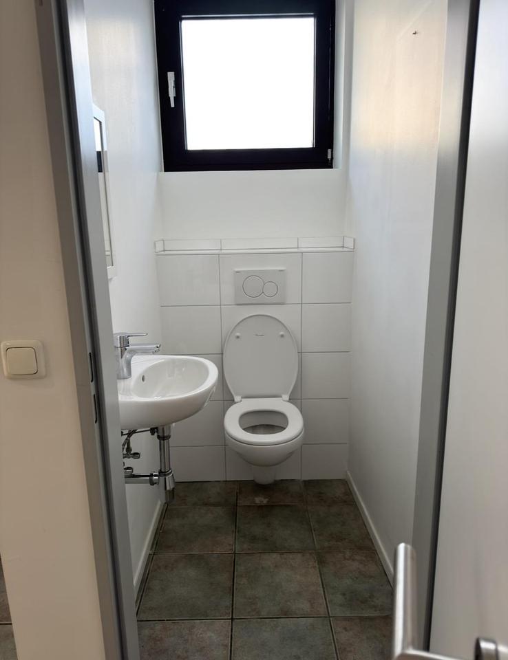 Lager mit Büro und Stellplätzen – Bild 4