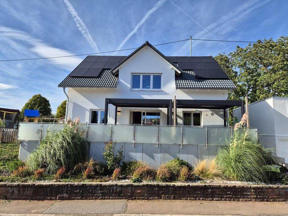 Großzügiges Einfamilienhaus in Massivbauweise mit großem Garten und PV-Anlage - Preis VB – Bild 2