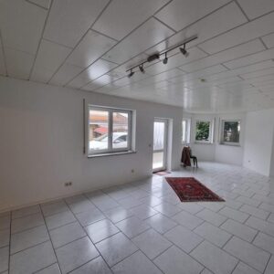 2-Zimmer Erdgeschosswohnung mit großem Wohnbereich, offener Küche und Garage