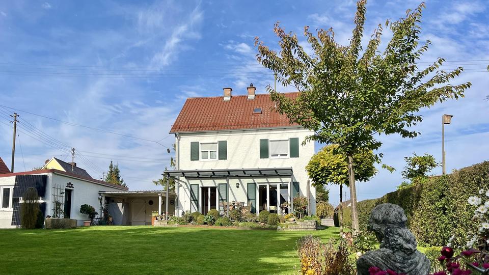 Kernsaniertes Wohlfühlhaus mit herrlichem Garten in Bestlage