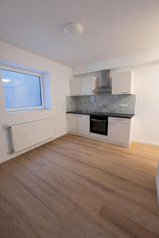 Modern sanierte 2-Zimmer-Wohnung mit Einbauküche inkl. Strom und Heizkosten – Bild 2