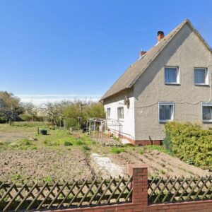 Einfamilienhaus in ruhiger Dorflage mit großem Grundstück, Garagen und Stallungen