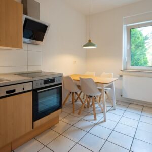 Voll möblierte helle 2-Zimmer Wohnung (60m2) mit Balkon und Stellplatz