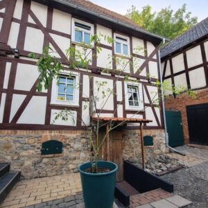 Charmantes Fachwerk-Einfamilienhaus mit Innenhof, überdachter Terrasse & Garage in Lohra