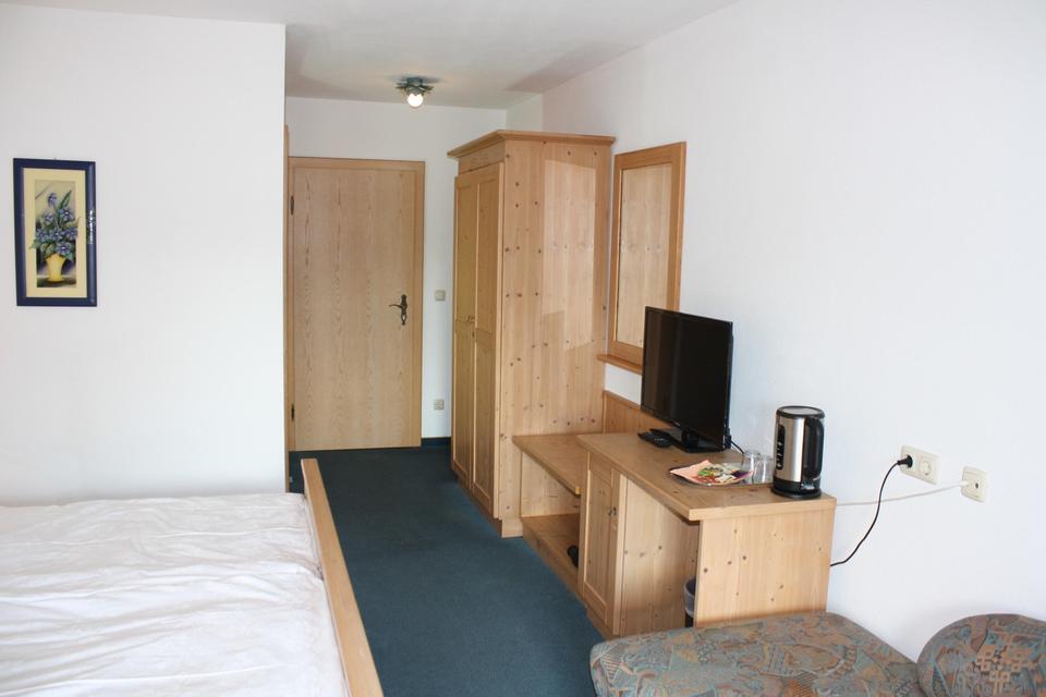 Pension 19 Zimmer, Gasthaus, Biergarten & Betreiberwohnung, Umwandlung "Gewerbe für Wohnen" – Bild 12