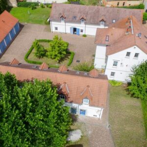 Renditestarker Vierseitenhof nähe Hainer See mit Miet-, Ferienwohnungen und Gewerbe zu Verkaufen