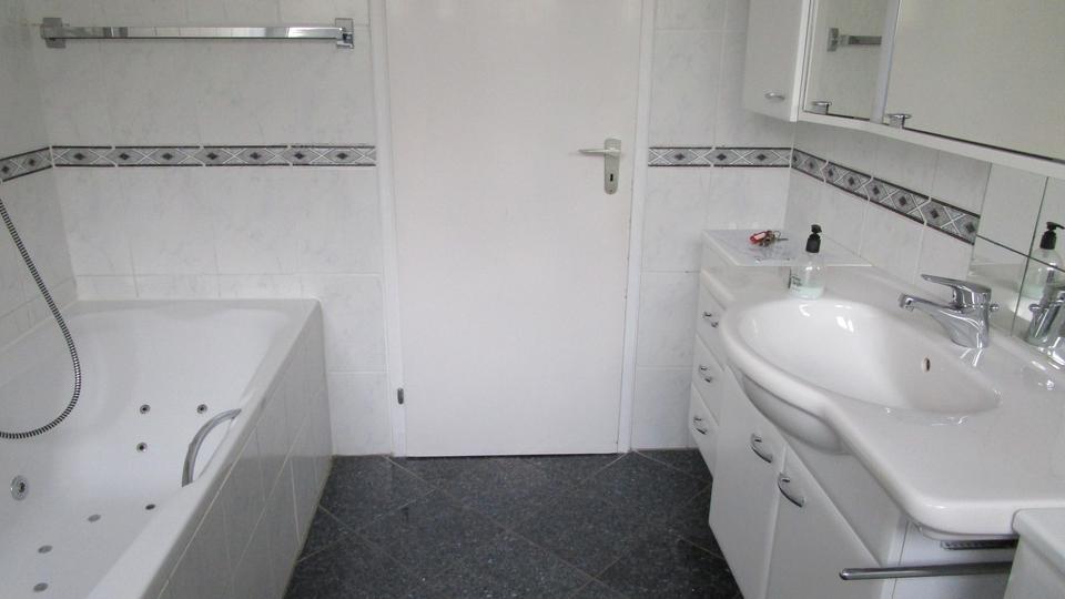 Große helle Wohnung mit großem Garten, in bevorzugter Wohnlage – Bild 4