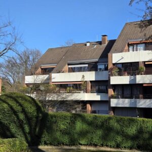 Traumhafte Dachgeschosswohnung mit Kamin, zwei Balkonen und Blick ins Grüne