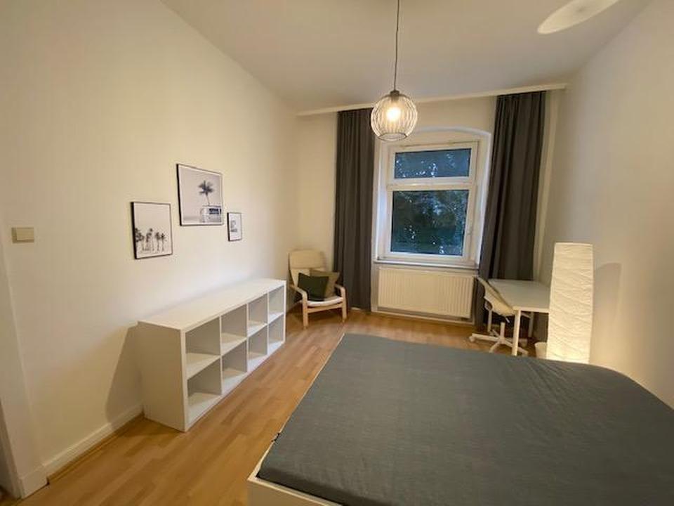 Ab 1.5. - großes modern möbliertes WG-Zimmer in Düsseldorf-Benrath