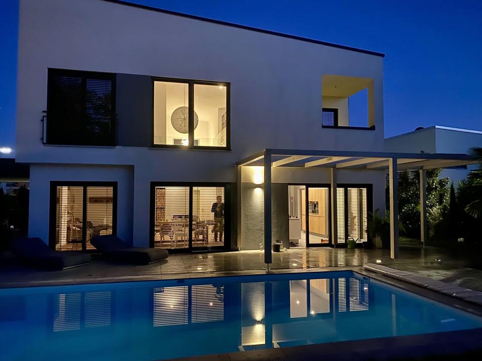 Moderne Stadtvilla mit Pool in Waldrandlage – Bild 4