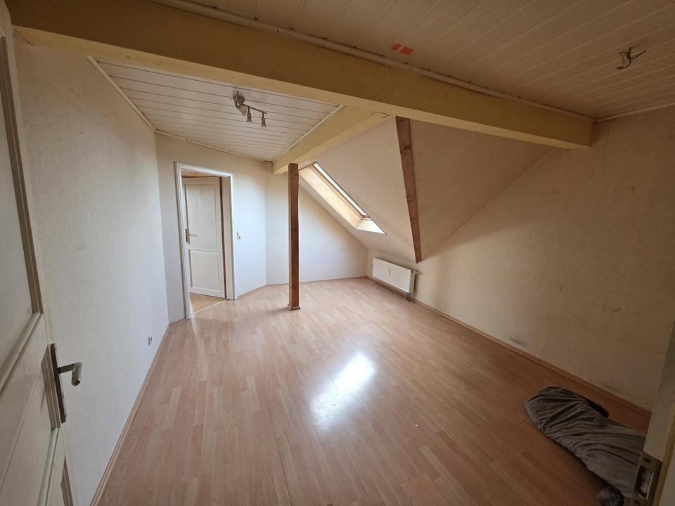 Frisch sanierte Dachgeschosswohnung mit Klimatisierung und Balkon am Ortsrand – Bild 3