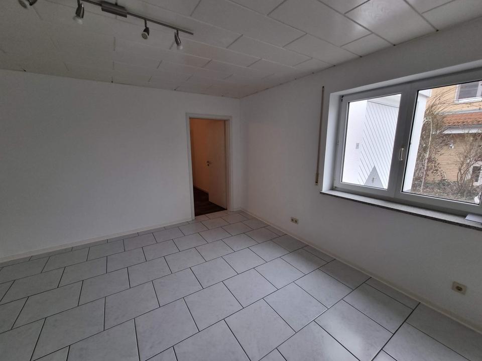 2-Zimmer Erdgeschosswohnung mit großem Wohnbereich, offener Küche und Garage – Bild 3