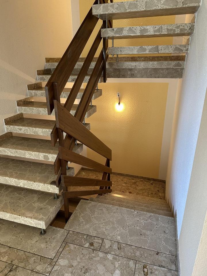 Geräumiges Einfamilienhaus mit schönem Naturgarten und Einzelgarage – Bild 14