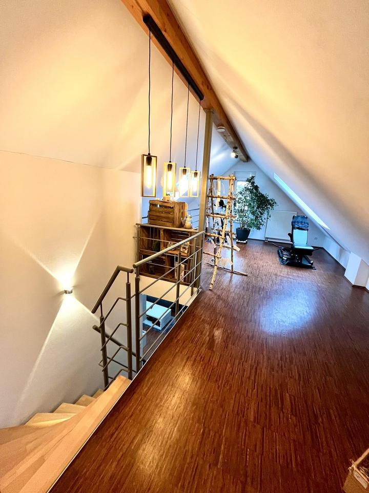 Möblierte 4,5-Zi.-Dachmaisonette mit Galerie, großem Balkon, TG & E-Ladestation – Bild 16