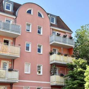 **Eigennutzer!!** 4-Zimmer Dachgeschosswohnung neu renoviert!! Fahrstuhl und 2 x Garage