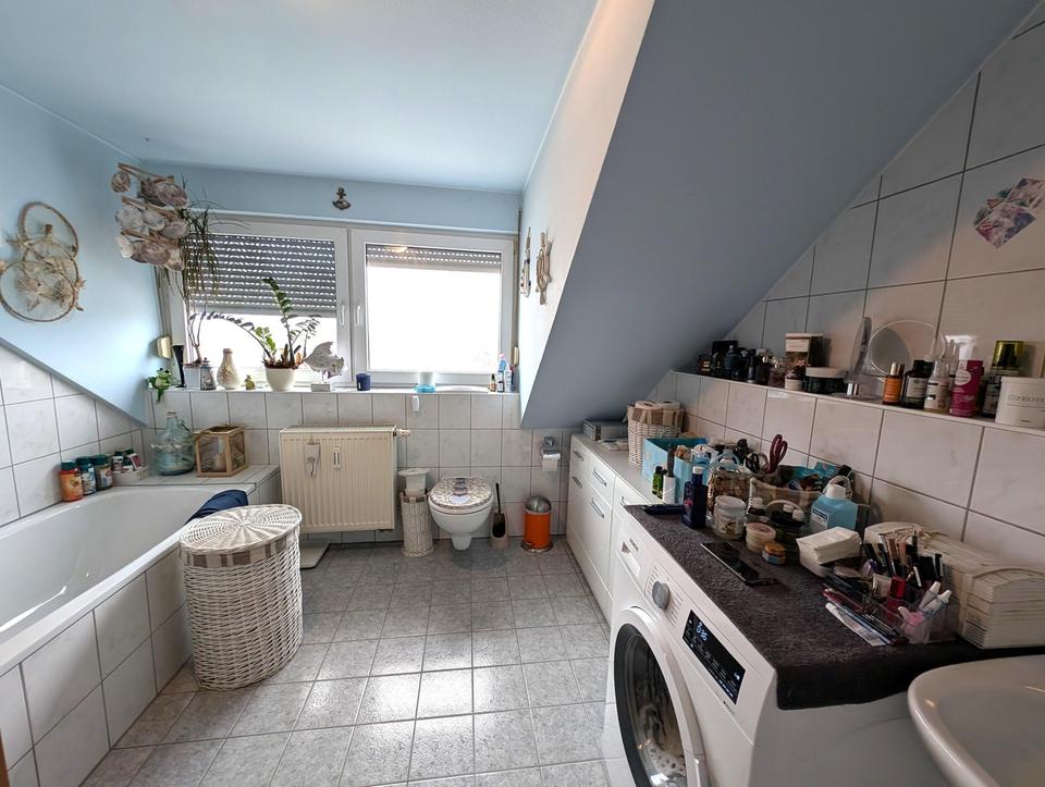 Ohne Provision - Ansprechende DG-Wohnung mit Balkon, Stellplatz & Tageslichtbad – Bild 3