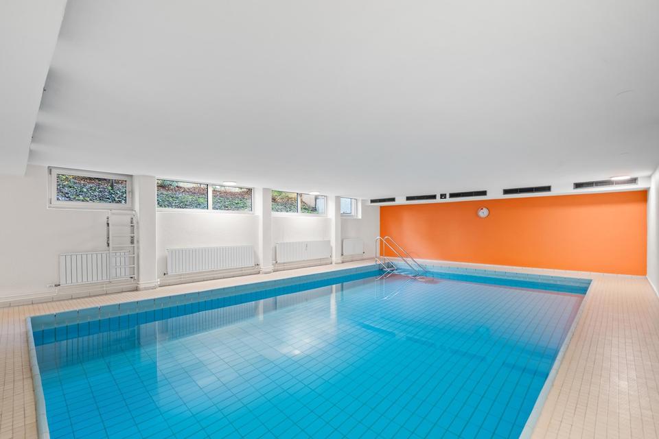 Skyline-Feeling in Nürnberg – Exklusive Traumwohnung mit Swimmingpool und Sauna – Bild 16