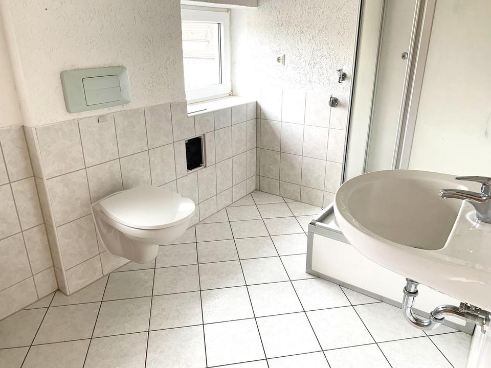 hübsche 3-Zimmer DG Tip-Topmit Kü mit Einbauküche, Bad (Wanne u. Dusche) – Bild 9