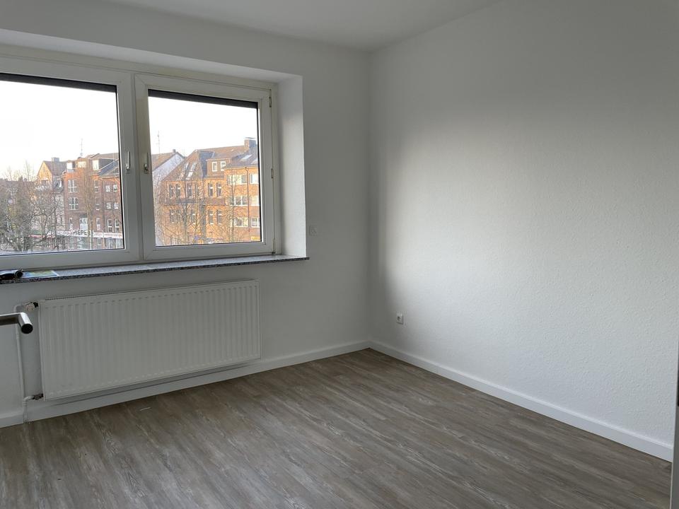Lichtdurchflutete Wohnung, renoviert, Südbalkon, zentral – Bild 10