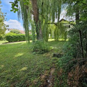 Charmantes, großzügiges Grundstück mit idyllischem Garten und attraktivem Baurecht in Vorzugslage