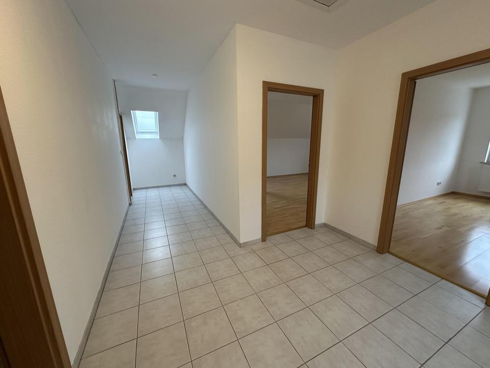 Geräumiges Einfamilienhaus mit schönem Naturgarten und Einzelgarage – Bild 16