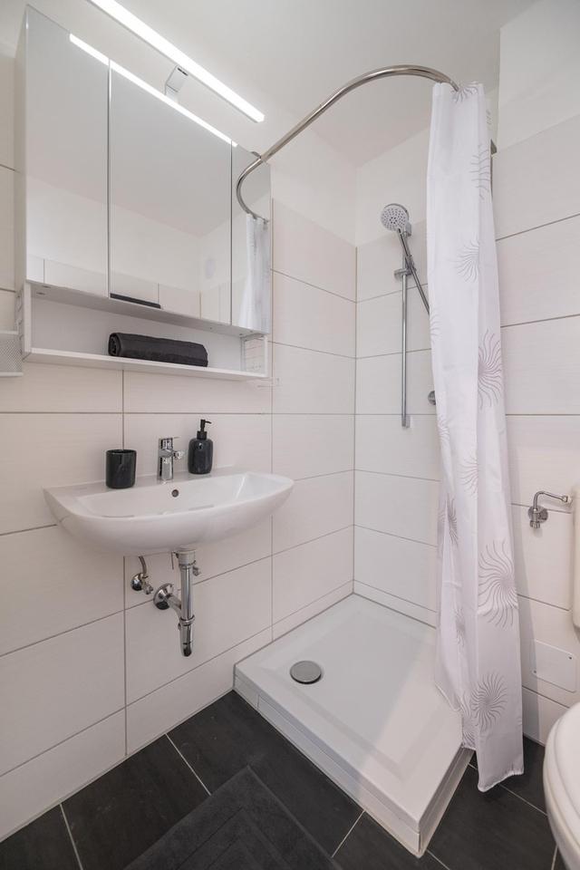 Neu renovierte 2 Zi-Whg m. Balkon voll möbliert mit Schwimmbad – Bild 13